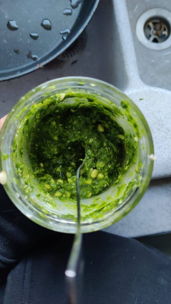 Pignons de pin et basilic, pesto