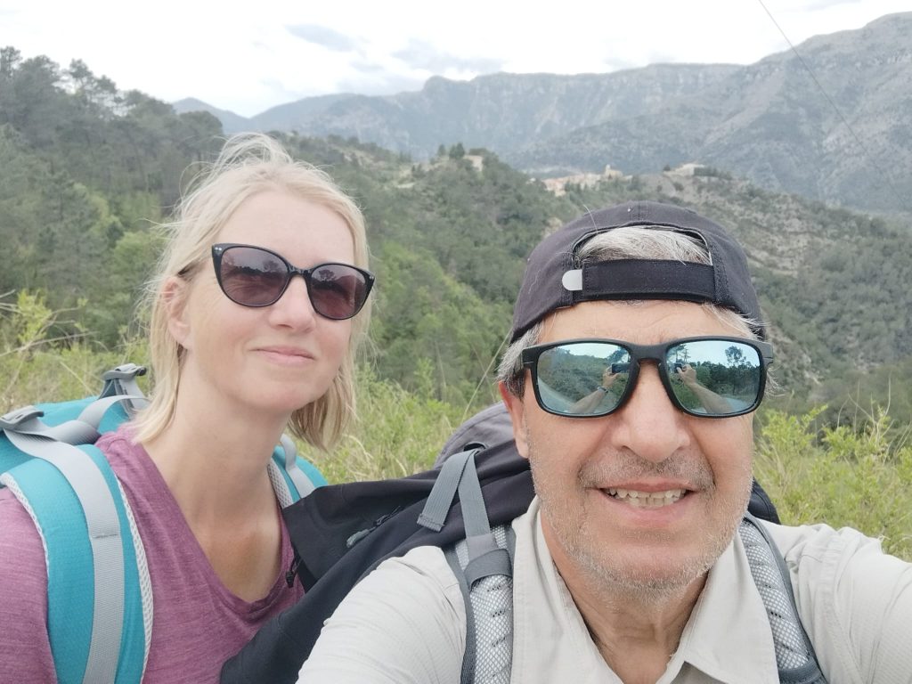 Deux randonneurs heureux