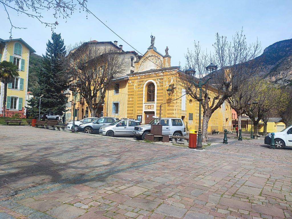 En face de notre gite, la place principale aux allures italiennes