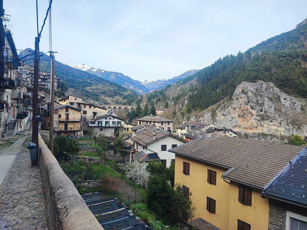 Vue sur Tende direction l'Italie
