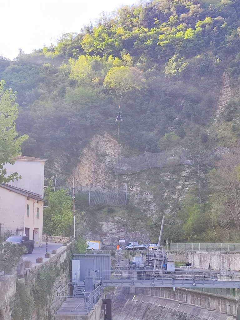 Un pilote d'hélicoptère d'élite face à la falaise et à une ligne de haute tension